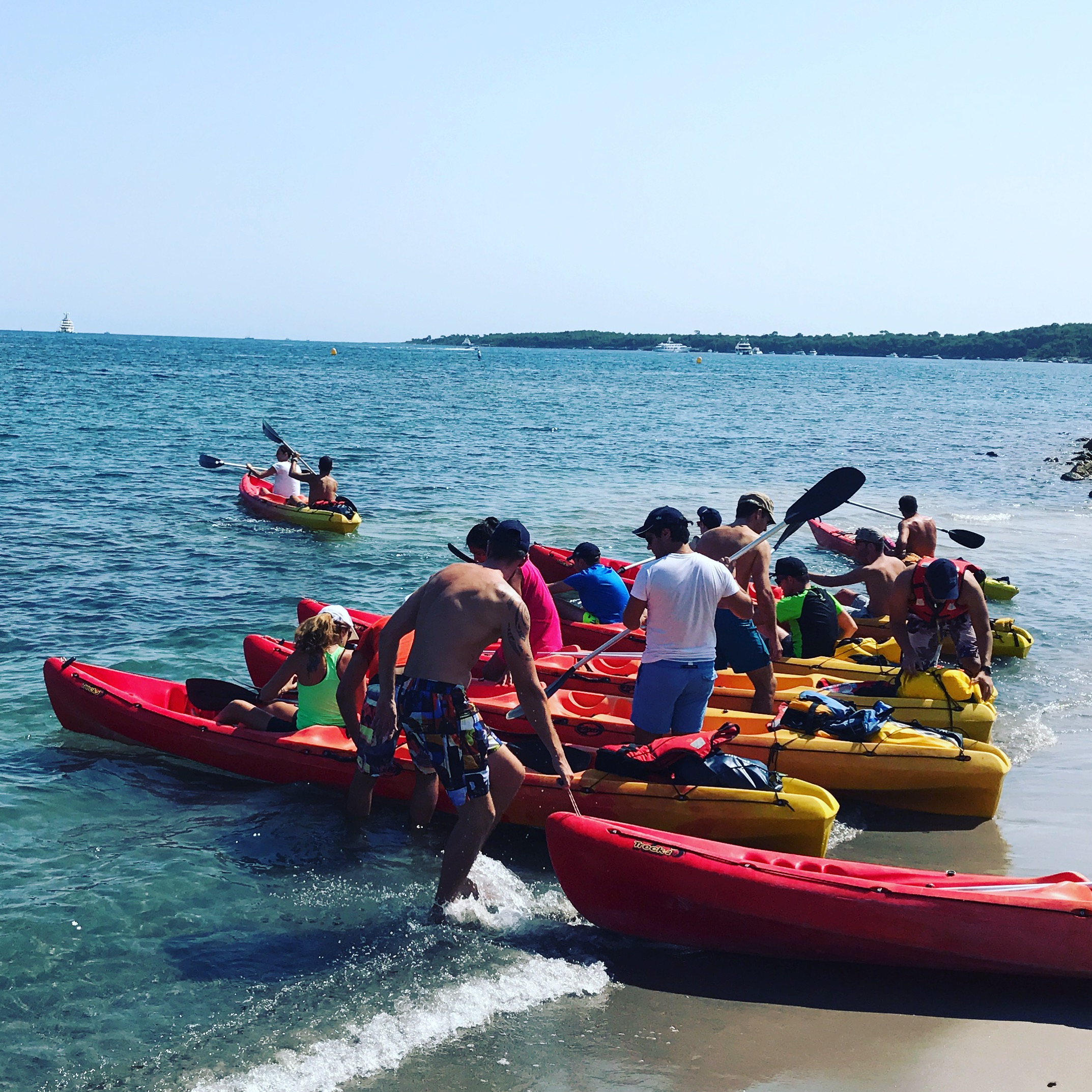 Pourquoi choisir la location de kayak à Cannes pendant les fortes chaleurs ?
